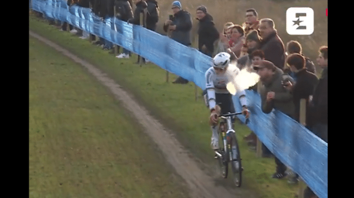 Tempun Katsoja teki sikamaisen tempun Belgian cyclocross-kisassa - Mathieu van ...