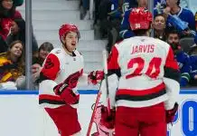 Todellinen alistus – Sebastian Aho kyykytti mailatonta pakkia ja sivalsi upean alivoimamaalin Sebastian Aho